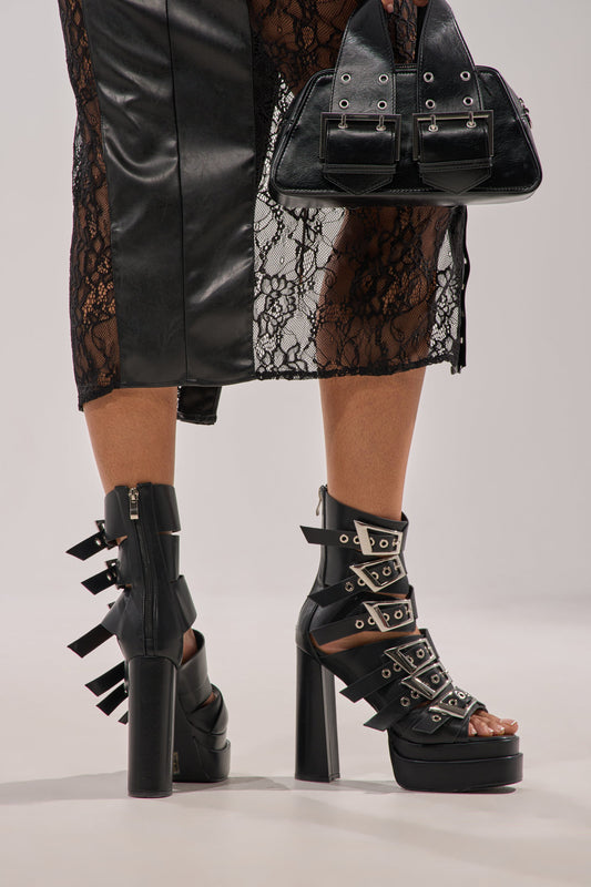 AKIRA GOLD ALBERIC BLACK CHUNKY PLATFORM SANDAL