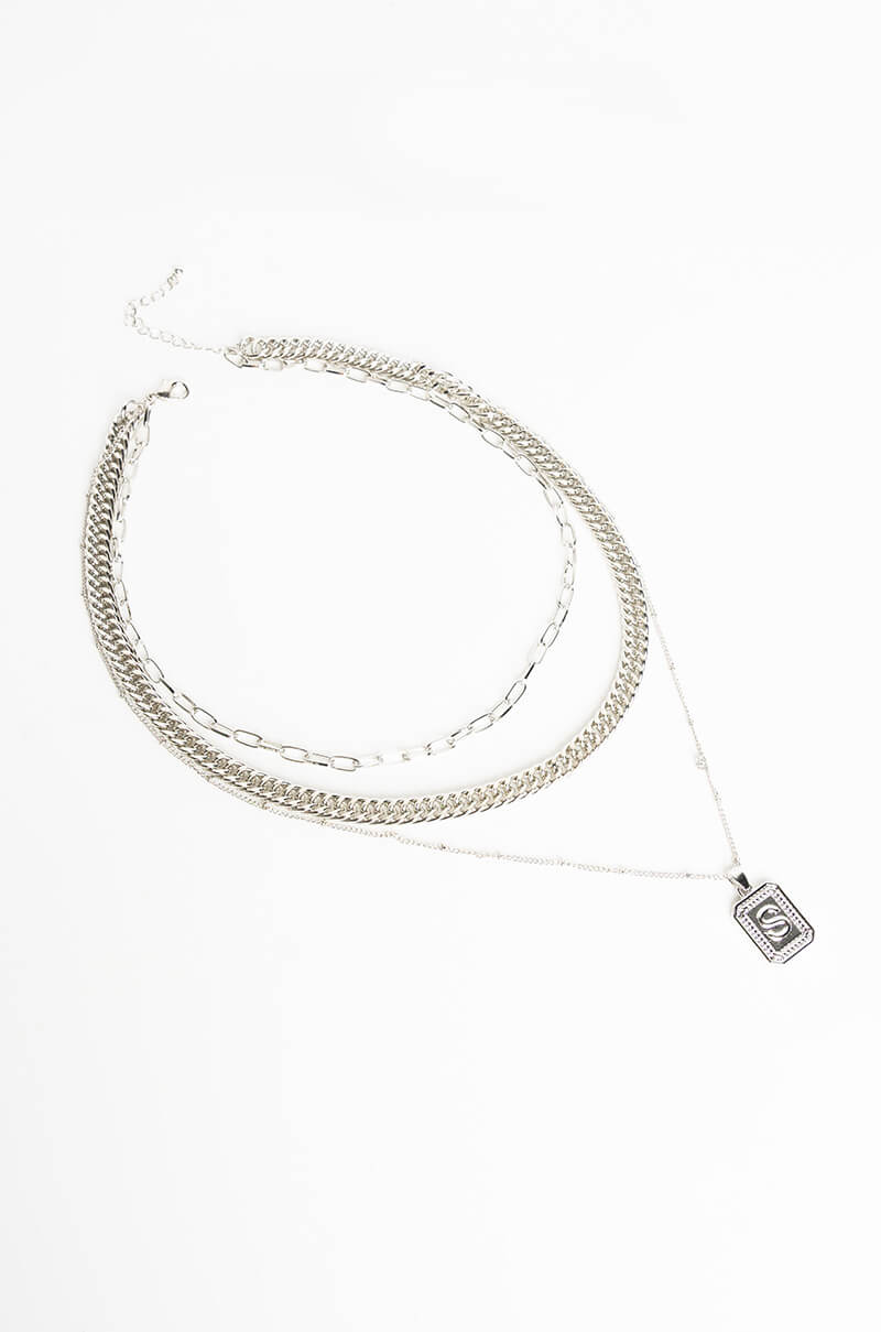 A LAYERED NECKLACE SET
