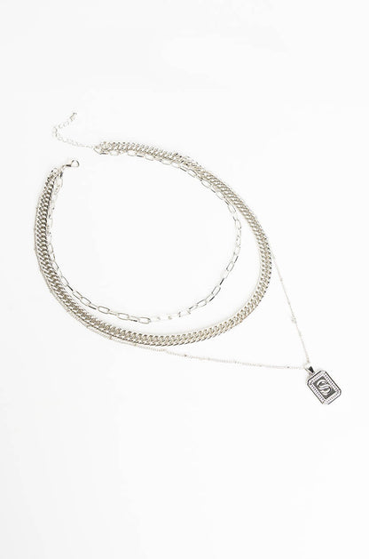 A LAYERED NECKLACE SET